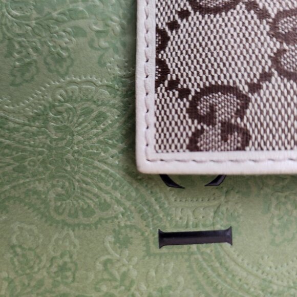 Gucci Britt GG Logo Compact Wallet - Picture 16 of 16